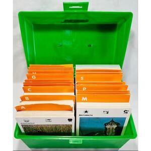 Vintage Illustrated Wildlife Treasury 1975 Green Case with 900 Cards + Dividers